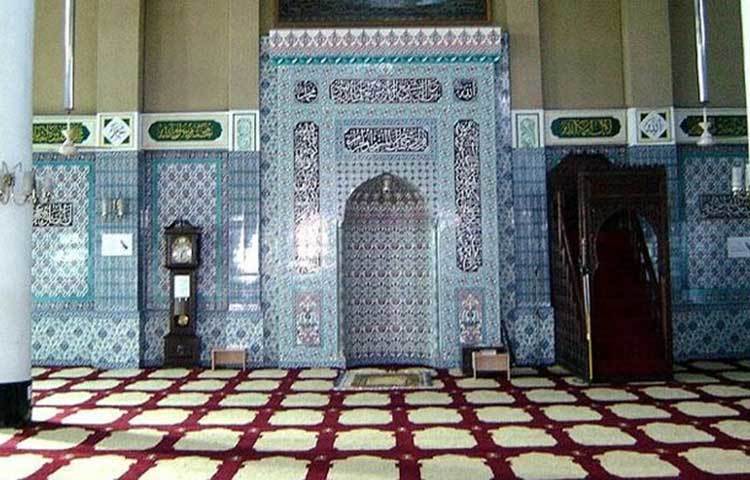 মুসলমানদের ধর্ম পালনে দক্ষিণ কোরিয়া রয়েছে ১৭টি মসজিদ। ৬টি ইসলামিক সেন্টার। আর মসজিদ ছাড়াও দেশটির ১১০টি স্থানে নামাজের ব্যবস্থা রয়েছে।