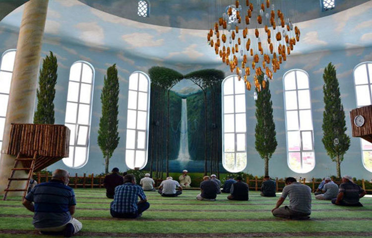 মসজিদের ভেতরে রয়েছে সুবিশাল ঝুলন্ত ঝাড় বাতি। যা মসজিদের সৌন্দর্যকে আরে বাড়িয়ে দিয়েছে। মসজিদের মধ্যে সুবিশাল মিম্বারটি তৈরি হয়েছে বাঁশ ও কাঠের বেড়ায় আর ঘাসের ডিজাইনকৃত কার্পেটে আচ্ছাদিত হয়েছে মিম্বারের প্রতিটি ধাপ। তাওহিদের কালিমা খচিত মিম্বারের একটি গেটও রয়েছে।