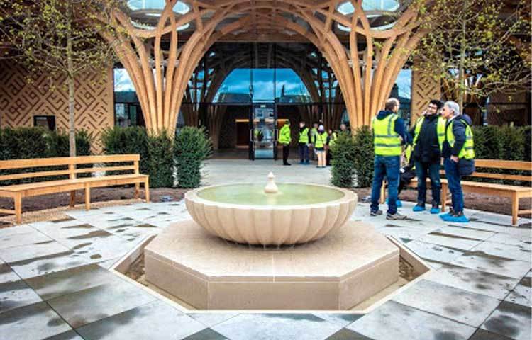 ইসলামিক গার্ডেন ডিজাইনের জন্য বিখ্যাত অলংকরণ শিল্পী ইম্মা ক্লার্ক মসজিদ এরিয়ার সৌন্দর্য বর্ধনে  বিশেষজ্ঞ হিসেবে কাজ করেন।