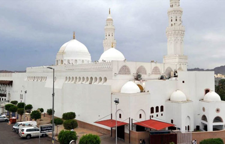 মসজিদে কেবলাতাইন: যে মসজিদে প্রিয়নবি (স.) এর দীর্ঘ প্রতীক্ষা ও আশা-আকাঙ্ক্ষার প্রতিফলন ঘটেছিল। এ মসজিদেই বাইতুল মুকাদ্দাসের পরিবর্তে পবিত্র কাবা শরিফ কেবলা হিসেবে নির্ধারিত হয়েছিল। এখনো সে মসজিদে দুই দিকে দুটি মিহরাব বিদ্যমান রয়েছে।