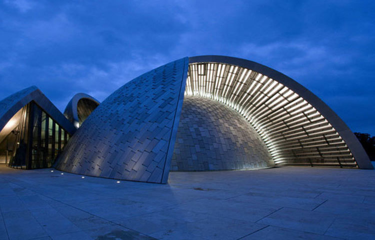 মসজিদটি তারা রাউন্ড গম্বুজ আকৃতিতে তৈরি করেন। এতে একটি রাউন্ড গম্বুজ অন্য গম্বুজের ওপর স্থাপন করেন। তা দেখতে মনে হয় যে মাঠের এক দিক থেকে ওঠে তা অন্য পাশে গিয়ে শেষ হয়েছে।