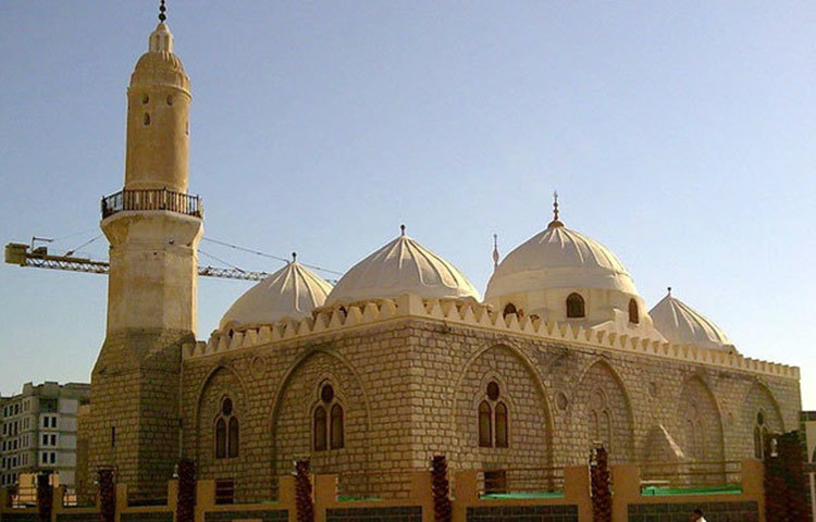 মসজিদে গামামাহ: মসজিদে নববির দক্ষিণ-পশ্চিম কোণে অবস্থিত মসজিদে গামামাহ। মদিনায় প্রথম ঈদের নামাজও পড়া হয় এ মসজিদে। এ স্থানে প্রিয়নবি (স.) বৃষ্টির জন্য নামাজ পড়েছেন বলে এটিকে ‘মসজিদে গামামাহ’ বলা হয়। প্রিয়নবি (স.) শেষ জীবনের ঈদের নামাজগুলোও মসজিদে গামামাহর স্থানে আদায় করেন। এটি মসজিদে নববির দক্ষিণ-পশ্চিম কোণে অবস্থিত। এ মসজিদকে মসজিদে মুসাল্লাহও বলা হয়।