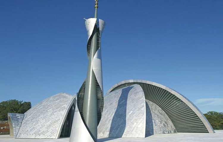 মসজিদের একক মিনারটি শিল্পকর্মের অনন্য সংযোজন। যা দেখতে মনে হয় যেন তা মসজিদটিকে আকাশের সঙ্গে সম্পর্ক তৈরি করে দিয়েছে।