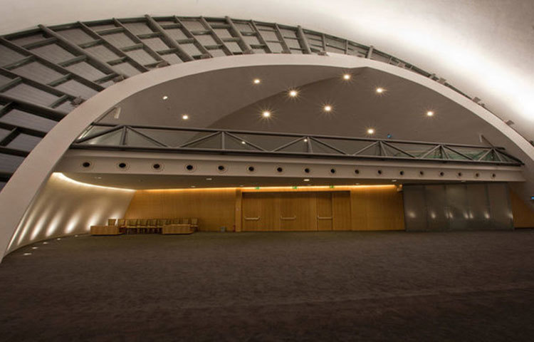 রাতের আলোতে মসজিদটির অন্যরকম সৌন্দর্য প্রকাশ পায়। মসজিদের ভেতরের নকশা দেখতে চোখ জুড়িয়ে যায়। যা নামাজিদের হৃদয়কে প্রশান্ত করে তোলে।