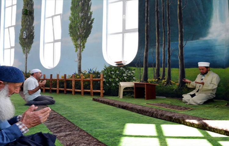 মসজিদটি প্রথমে অটোমান খিলাফতের আমির সুলতান আবদুল হামিদের নামে নামকরণ করা হয়। উইকেপিডিয়ার তথ্য মতে মসজিদটি ২১ জুলাই ১৯০৫ সালে নির্মিত হয়।