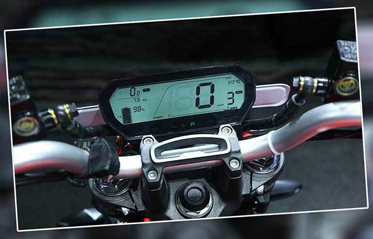 বাইকটির কনসোলে কতটা চার্জ আছে, বাইকটি কত ঘণ্টা চলেছে, স্পিডোমিটার এবং ট্র্যাকোমিটার ছাড়াও বাইকটিতে কোনো ত্রুটি দেখা দিলে তা-ও দেখাবে কনসোলে।