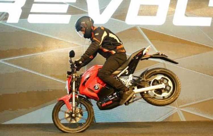 ভারতে সম্পূর্ণ ইলেকট্রিক এই মোটরবাইকের বুকিং শুরু হবে চলতি মাসের ২৫ তারিখ। সংস্থার ওয়েবসাইট থেকে এবং ই-কমার্সের নানা সাইট যেমন আমাজন, ফ্লিপকার্ট থেকেও বুক করা যাবে।