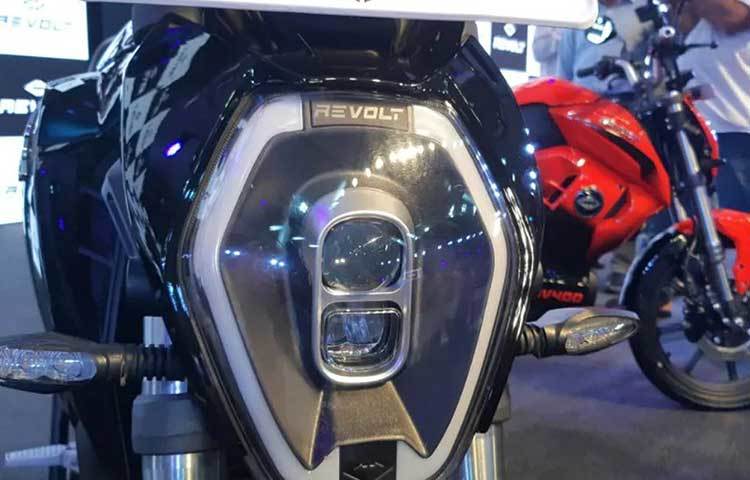 বাইকটিতে রয়েছে এলইডি হেডলাইট এবং প্রজেক্টর বিম যা রাতের অন্ধকারে পর্যাপ্ত আলো দিতে সক্ষম।