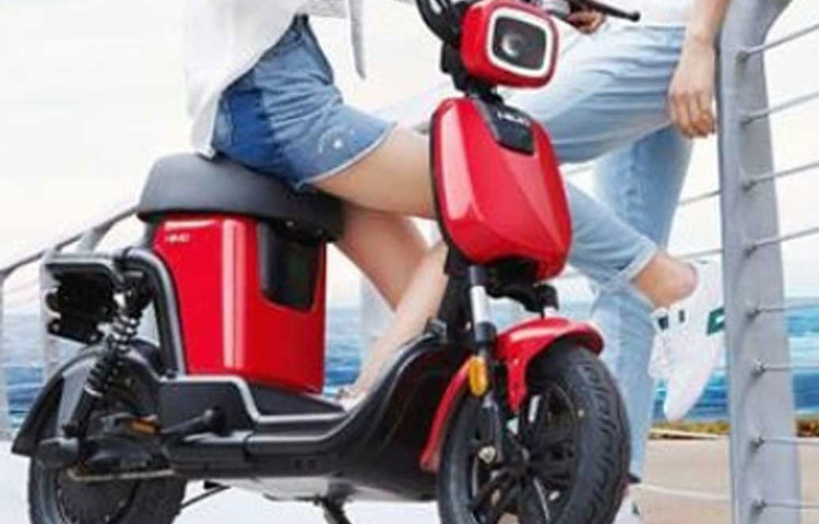 ভারতীয় মুদ্রায় হিমো টি ওয়ানের দাম প্রায় ৩১ হাজার টাকা। তিনটি রঙে পাওয়া যাবে বাইকটি- লাল, ধূসর এবং সাদা।