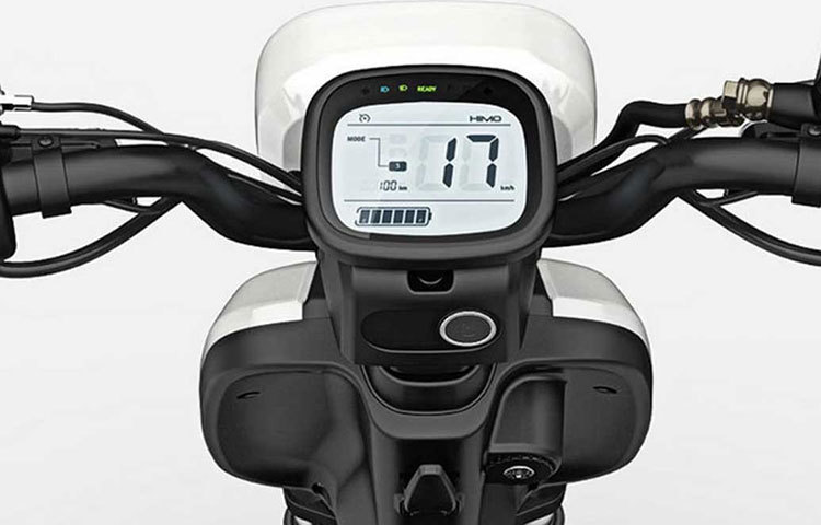 অন্যান্য ফিচারের মধ্যে রয়েছে ওয়ান বাটন স্টার্ট, মাল্টি ফাংশন কম্বিনেশন সুইচ এবং ডিজিটাল ডিসপ্লে। এ ছাড়াও রয়েছে ৯০ এমএম ওয়াইড টায়ার, এলইডি লাইট। এ ছাড়া মাঝপথে চার্জ শেষ হয়ে গেলে প্যাডেল করে বাইক চালানোর ব্যবস্থাও রয়েছে।