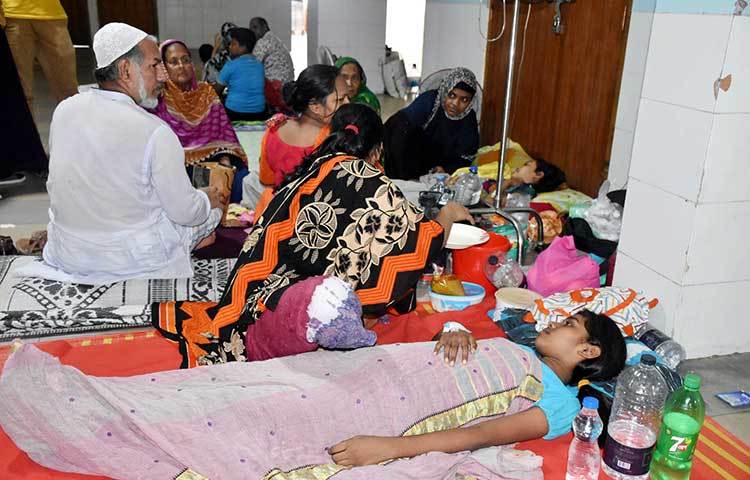 ডেঙ্গু রোগীদের চাপ বাড়ায় বেড দিতে পারছে না অধিকাংশ হাসপাতাল কর্তৃপক্ষ। ফলে বাধ্য হয়ে অনেকেই বাঁচার আশায় হাসপাতালের ফ্লোরে বিছানা পেতে অবস্থান নিচ্ছেন। ছবি: বিপ্লব দিক্ষিৎ