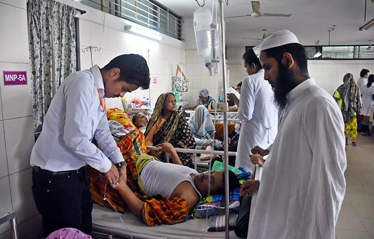 বয়স্কদের মতো অনেক শিশুই চিকিৎসা নিতে বেড পায়নি। ফলে তাদের বাবা-মা বাধ্য হয়েই ফ্লোরে বিছানা পেতে আদরের সন্তানকে নিয়ে অবস্থান নিয়েছেন। ছবি: বিপ্লব দিক্ষিৎ