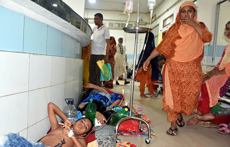 হাসপাতালের ফ্লোরে শুয়ে আছে ডেঙ্গু আক্রান্ত শিশুরা। ছবি: বিপ্লব দিক্ষিৎ