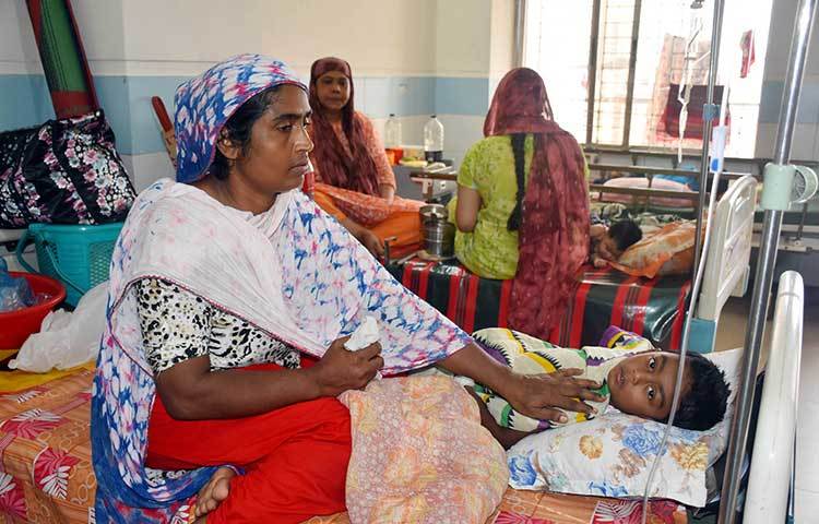 শিশু সন্তুানকে নিয়ে ভীষণ চিন্তায় আছেন এক মা। ছবি: বিপ্লব দিক্ষিৎ