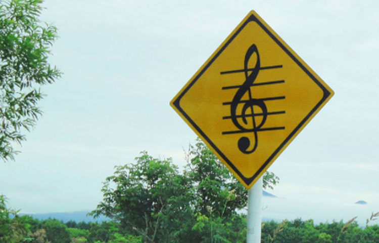 গাড়ি চালকদের একঘেয়েমি কাটাতে তাই বেশ কয়েকটি ‘মিউজিক্যাল রোড’ তৈরি করেছে জাপান।