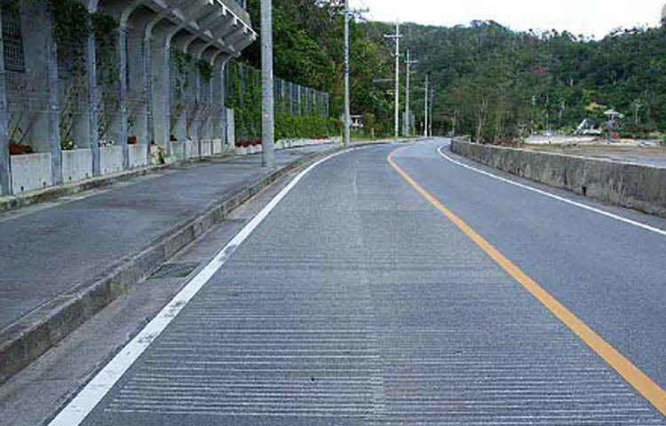 রাস্তাতেই শব্দের এক ধরনের প্রযুক্তি ব্যবহার করেছেন ইঞ্জিনিয়াররা। কোথাও স্বল্প ফারাকে, কোথাও আবার বেশি ফারাকে রাস্তার এ প্রান্ত থেকে ও প্রান্তে সরু চ্যানেল কেটেছেন তারা।