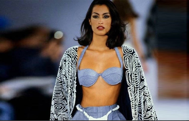 ইয়াসমিন গৌরি: তার জন্ম কানাডায়। এখন বয়স ৪৯ বছর। কিন্তু মডেল হিসেবে খুবই জনপ্রিয় তিনি।