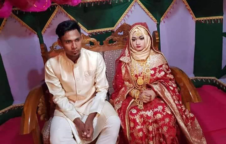 মোস্তাফিজ বিয়ে করেছেন অনেকটা চুপিসারেই। ওই সময়ই ঘোষণা দিয়ে রেখেছিলেন, বৌভাত অনুষ্ঠানের আয়োজন করবেন জাঁকজমকপূর্ণভাবে। সে অনুষ্ঠানটিই আজ নিজ বাড়িতে আয়োজন করেছেন জাতীয় দলের তারকা ক্রিকেটার মোস্তাফিজুর রহমান।