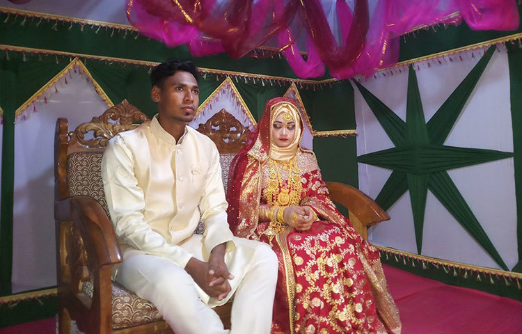 আত্মীয়-স্বজন, বন্ধু-বান্ধব ও এলাকাবাসী ছাড়াও বিভিন্ন শ্রেণিপেশার হাজার হাজার মানুষের উপস্থিতিতে মুখরিত হয়ে ওঠে এই তারকা ক্রিকেটারের বৌভাত অনুষ্ঠান।