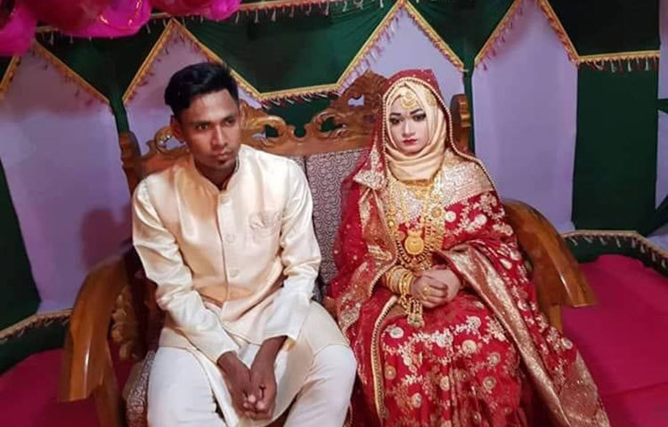 শনিবার দুপুরে শুরু হয় বৌভাত অনুষ্ঠানে আমন্ত্রিত অতিথিদের আপ্যায়ন। এর আগে সকাল থেকে বৌভাত অনুষ্ঠানে আসতে শুরু করেন আমন্ত্রিত অতিথিরা।