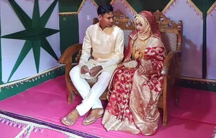 তবে নিজের জীবনের সবচেয়ে আনন্দের দিনেও মিডিয়ার সামনে বরাবরের মতই চুপ থাকলেন মোস্তাফিজ। বাড়িতে সুসজ্জিত আসরে বধু সুমাইয়া পারভীন শিমুকে নিয়ে পাশাপাশি বসেছিলেন এই কাটার মাস্টার। সেখানেও কোন কথা তিনি বলেননি। যেন লজ্জায় মরে যাচ্ছিলেন।