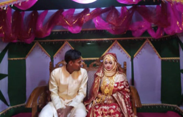 তবে মোস্তাফিজুর রহমানের বাবা আলহাজ্ব আবুল কাশেম গাজী ছেলের জন্য দেশবাসীর কাছে দোয়া চেয়ে বলেন, ‘আপনারা সবাই আমার ছেলে মোস্তাফিজের জন্য দোয়া করবেন। আপনারা যারা আমন্ত্রিত অতিথি হিসেবে এসেছেন সকলের প্রতি কৃতজ্ঞতা প্রকাশ করছি।’