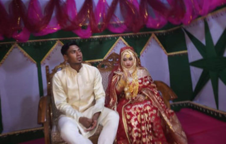 সাতক্ষীরার কালিগজ্ঞ উপজেলার তেঁতুলিয়া গ্রামে মোস্তাফিজের গ্রামের বাড়িতে বৌভাত অনুষ্ঠানে আড়াই হাজার মানুষের জন্য আপ্যায়নের ব্যবস্থা করা হলেও হাজির হয়েছেন তার চেয়েও বেশি মানুষ।