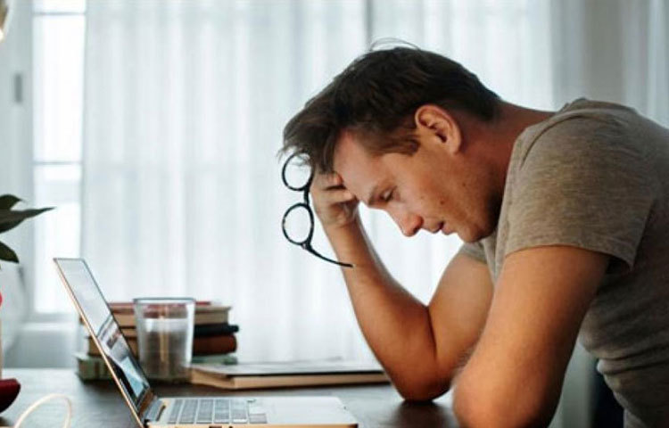 যারা অনেক বেশি চাপ নিয়ে একটানা কাজ করে চলেন এবং নিজের ঘুম ও খাওয়া-দাওয়ার কোনো নির্দিষ্ট সময় মেনে চলতে পারেন না, তাদের বেশি মাইগ্রেনে আক্রান্ত হতে দেখা যায়। তাই মানসিক চাপ এড়িয়ে চলার চেষ্টা করুন। খুব মানসিক চাপে থাকলে এক কাপ লেবু চা খেয়ে নিন। এতে মস্তিষ্ক কিছুটা রিলাক্স হবে।