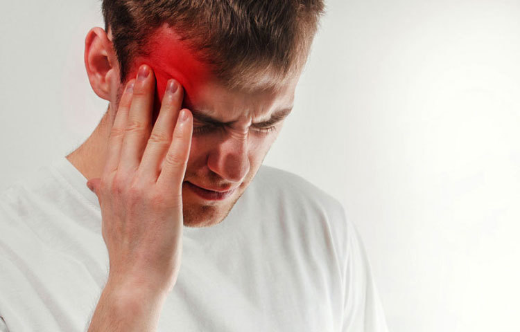 আমরা যখন অনেক বেশি মিষ্টি খাবার খেয়ে ফেলি তখন আমাদের রক্তের সুগারের মাত্রা বেড়ে যায় যা নিয়ন্ত্রণে রাখতে অতিরিক্ত ইনসুলিনের উৎপাদন হতে থাকে। যার ফলে রক্তের সুগারের মাত্রা নেমে যায়। এভাবে হঠাৎ হঠাৎ রক্তে সুগারের মাত্রার তারতম্য হওয়ার কারণে মাইগ্রেনের ব্যথা শুরু হতে পারে।