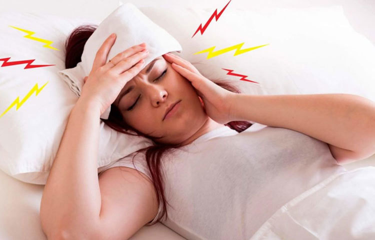 অতিরিক্ত আওয়াজ, খুব জোরে গান শোনা ইত্যাদির কারণেও মাইগ্রেনের সমস্যা শুরু হয়ে যেতে পারে। প্রচণ্ড জোরে আওয়াজের কারণে প্রায় দু’দিন টানা মাইগ্রেনের ব্যথা হওয়ার আশংকা থাকে।