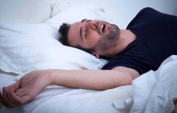 মাত্র এক দিনের ঘুমের অনিয়মের কারণে শরীরের উপরে খারাপ প্রভাব পড়তে পারে। যেমন, যারা নিয়মিত মোটামুটি ৫ থেকে ৬ ঘণ্টা করে ঘুমোন, তারা যদি হুট করে একদিন একটু বেশি ঘুমিয়ে ফেলেন, সেক্ষেত্রে মাইগ্রেনের ব্যথা শুরু হয়ে যায়।