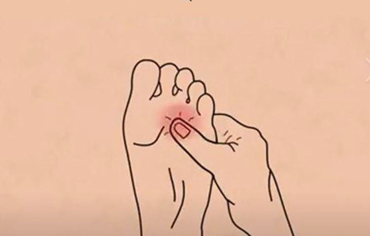 হাইপারটেনশন: পায়ের পাতার তালু ম্যাসাজ করুন।