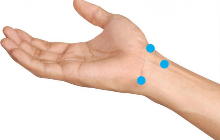 ইনসোমেনিয়া: কবজির এই প্রেশার পয়েন্টে ম্যাসাজ করলে কাটতে পারে নিদ্রাহীনতা।