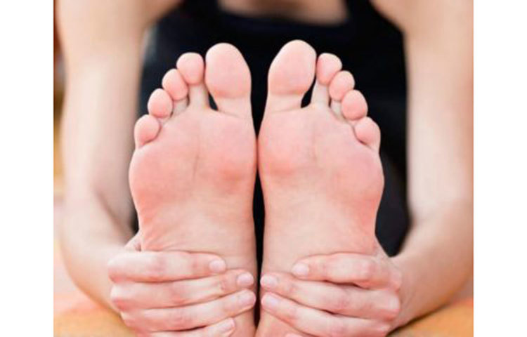 পিরিয়ড পেইন: গোড়ালির কাছাকাছি জায়গায় এভাবে চাপ দিলে যন্ত্রণা থেকে উপশম হতে পারে।