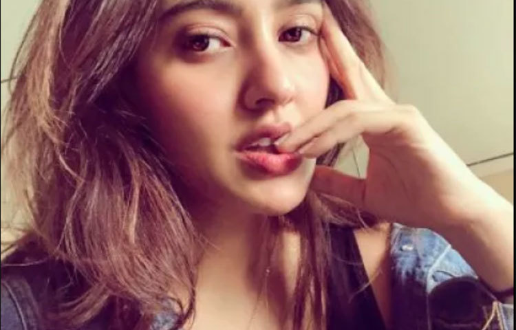 ৩১ বছরের নেহা ভারতের বিহারের মেয়ে। ভাগলপুরে জন্ম তার। ২০১০ সালে তিনি বলিউডে পা রাখেন ক্রুক ছবি দিয়ে। বিপরীতে ছিলেন ইমরান হাসমি।