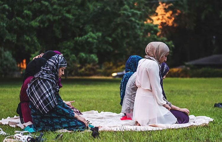 উল্লেখ্য যে, ২০১৫ সালে তাদের একটি ড্রেসিং রুমে তার বোন প্রার্থনা বন্ধ করে দেন। সেখান থেকেই তরুণী সানা উল্লাহ বিভিন্ন স্থানে নামাজ আদায়ের ছবি তুলতে শুরু করেন। যা তাকে আন্তর্জাতিক পুরস্কার এনে দেয়।