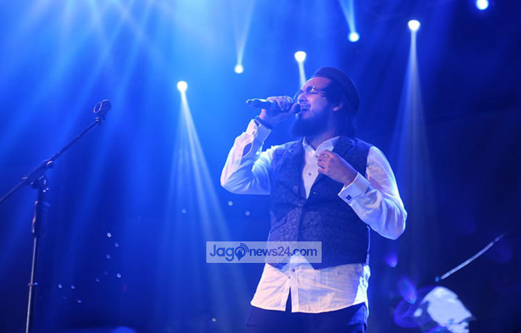 অনুষ্ঠানে গেয়ে মঞ্চ মাতালেন নোবেল। ছবি: মাহবুব আলম