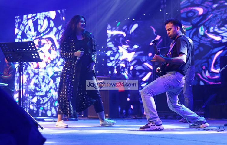 অনুষ্ঠানের প্রধান চমক ছিলেন ভারতের দুই শিল্পী ‘আশিকি ২’ সিনেমার ‘শুন রাহা হ্যায়’ খ্যাত শিল্পী অঙ্কিত তিওয়ারি ও বলিউড তারকা সানা খান। ছবি: মাহবুব আলম
