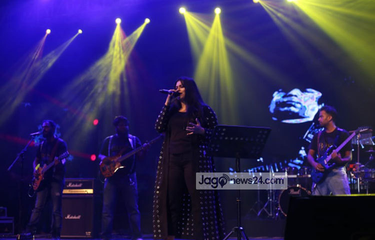 সন্ধ্যা ৬টায় কনসার্ট শুরু হওয়ার কথা থাকলেও ২ ঘণ্টা বিলম্বে রাত সাড়ে ৮টার পরে কনসার্ট শুরু হয়।