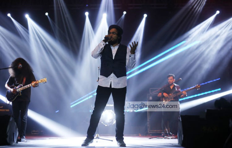 ১০টা ৪৬ মিনিটে স্টেজে আসেন নোবেল। শুরু করেন আইয়ুব বাচ্চুর ‘সেই তুমি’ গান দিয়ে। এরপর ‘হাসতে দেখো গাইতে দেখো’ গানটি গেয়ে শোনান। ছবি: মাহবুব আলম