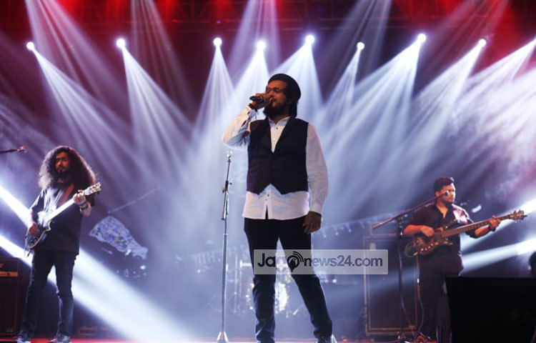 জেমসের গাওয়া ‘তারায় তারায়’, ‘বাবা’ গানে উচ্ছ্বাসে মেতে ওঠে দর্শক। খ্যাতিমান শিল্পীদের জনপ্রিয় সব গান কাভার করে মানুষের মন জয় করে নেন এই শিল্পী। ছবি: মাহবুব আলম