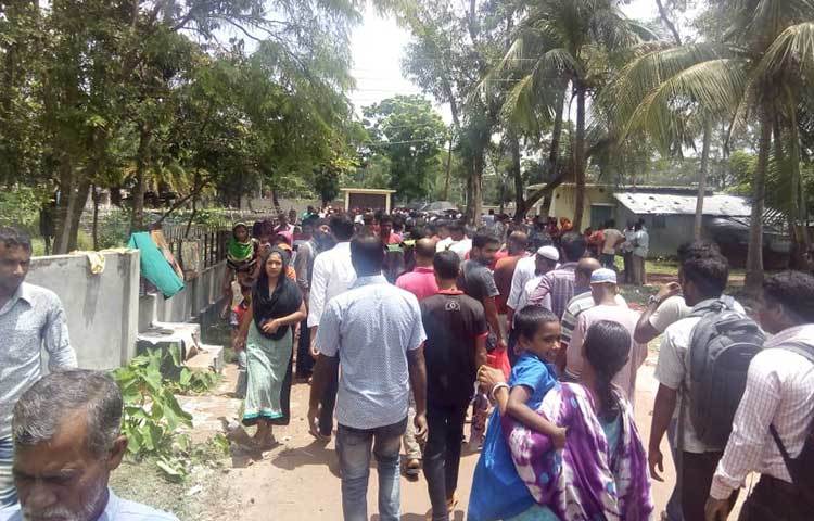 সেই ঢল সামলাতে বেগ পেতে হচ্ছে পুলিশকেও। পরে লাইনে দাঁড় করে কয়েক হাজার সাধারণ মানুষকে নয়ন বন্ডের মরদেহ দেখার সুযোগ করে দেয় পুলিশ। এ সময় নয়ন বন্ডের মরদেহ দেখতে আসা সাধারণ মানুষের মাঝে মিষ্টি বিতরণ করা হয়।