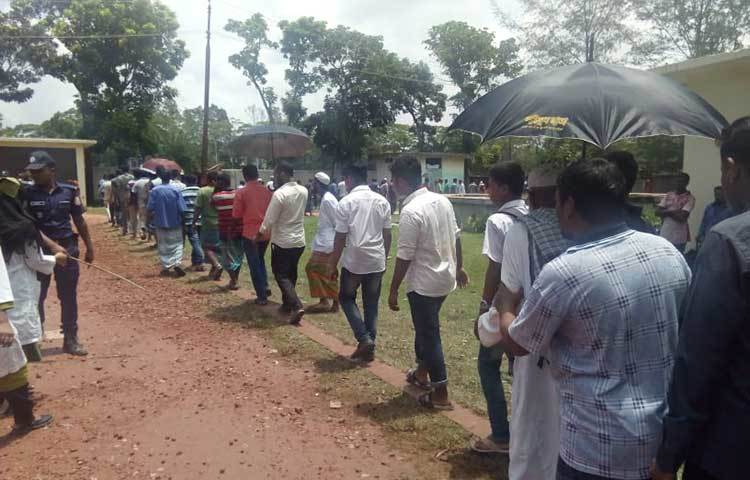 পরে বন্দুকযুদ্ধের ঘটনাস্থল থেকে সকাল ৭টার দিকে নয়ন বন্ডের মরদেহ হাসপাতালের মর্গে নিয়ে আসে পুলিশ। সেই থেকে দুপুর ১২টা ২০ মিনিট এই রিপোর্টে লেখা পর্যন্ত নারী-পুরুষসহ কয়েক হাজার মানুষ নয়ন বন্ডের মরদেহ দেখেছে বলে জানিয়েছে মর্গ প্রাঙ্গণ দায়িত্বে থাকা পুলিশ সদস্যরা।