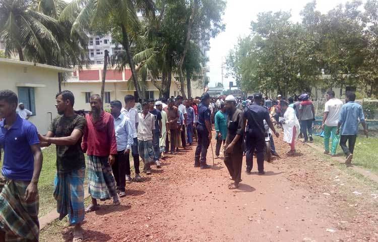 নয়ন বন্ডের মরদেহ দেখতে আসা ষাটোর্ধ্ব এক বৃদ্ধ নাম প্রকাশ না করার শর্তে বলেন, রিফাত শরীফকে কীভাবে নির্মমভাবে কুপিয়ে হত্যা করা হয়েছে তা ভিডিওতে দেখেছি। কিন্তু নয়ন বন্ড কীভাবে বন্দুকযুদ্ধে নিহত হয়েছে তাতো দেখতে পারিনি। তাই ওর গুলিবিদ্ধ মরদেহ দেখতে এসেছি।