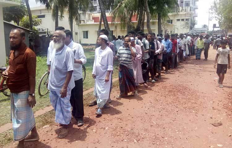 সারিবদ্ধভাবে সবাই নয়ন বন্ডের মরদেহ দেখছে বরগুনার মানুষ।