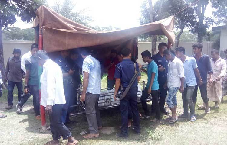 নয়ন বন্ডের মরদেহ দেখছেন সবাই।