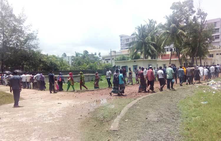 চারদিক থেকে নয়ন বন্ডের মরদেহ দেখতে ছুটে আসছে মানুষ।