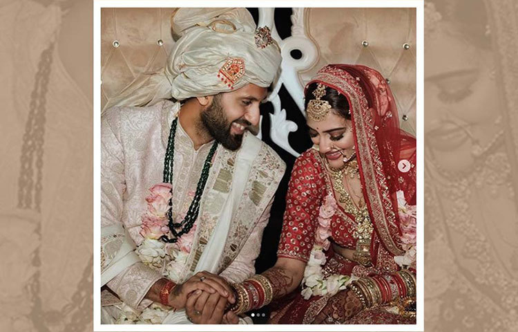 বোদরুমে টলিউড থেকে আমন্ত্রিত ছিলেন একমাত্র মিমি চক্রবর্তী। তবে টলি পাড়ার বাকি সদস্যদের একেবারেই নিরাশ করবেন না নুসরাত।