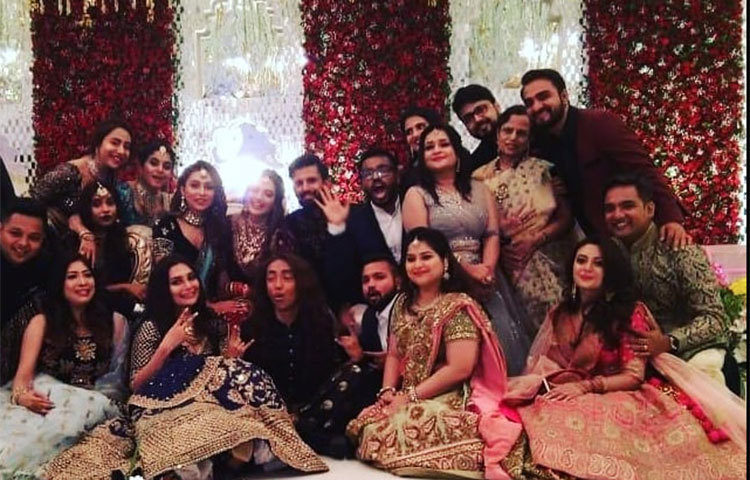 রিসিপশনে সব বন্ধুদের সঙ্গে নুসরাত ও নিখিল।