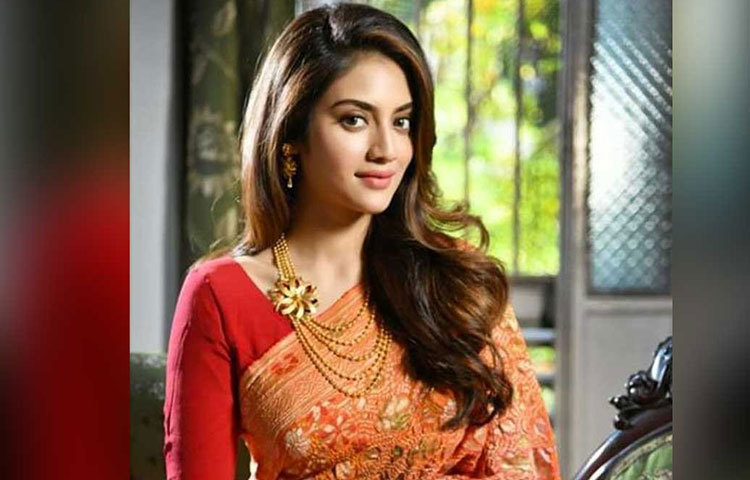 বিয়ের পরে রিসেপশনের অনুষ্ঠান। রাতের পার্টিতে নায়িকা সম্ভবত আবার ফিরে যাবেন ওয়েস্টার্ন গ্লামারাস পোশাকে।